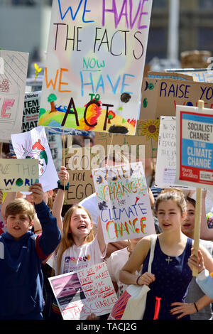 Londres, Royaume-Uni. 24 mai 2019. La foule des élèves pour la plupart se réunissent à la place du Parlement pour le climat FridaysForFuture # mensuel Crédit : grève PjrFoto/Alamy Live News Banque D'Images