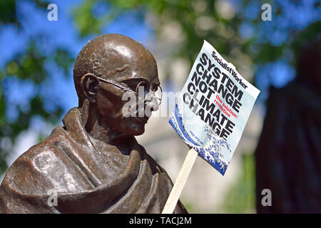 Londres, Royaume-Uni. 24 mai 2019. La foule des élèves pour la plupart se réunissent à la place du Parlement pour le climat FridaysForFuture # mensuel Crédit : grève PjrFoto/Alamy Live News Banque D'Images