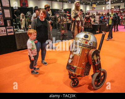 Londres, Royaume-Uni. 24 mai, 2019. Comic Con de Londres ; l'événement avec un accent principal sur la bande dessinée et la culture comics, dans lequel des fans de bande dessinée se rassemblent pour répondre aux créateurs, experts, et l'autre. Communément, Comic Convention est un événement de plusieurs jours à London Excel qui la bienvenue des centaines de joueurs Cos habillé en super héros, des méchants et des émissions de télévision ou de film en costumes personnages de bande dessinée et de l'événement est pleine de fun et de la couleur.Paul Quezada-Neiman/Alamy Live News Crédit : Paul/Quezada-Neiman Alamy Live News Banque D'Images