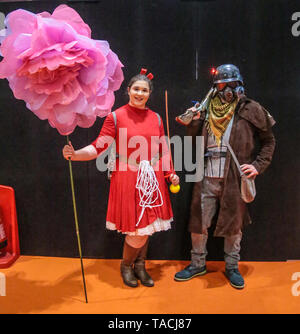 Londres, Royaume-Uni. 24 mai, 2019. Comic Con de Londres ; l'événement avec un accent principal sur la bande dessinée et la culture comics, dans lequel des fans de bande dessinée se rassemblent pour répondre aux créateurs, experts, et l'autre. Communément, Comic Convention est un événement de plusieurs jours à London Excel qui la bienvenue des centaines de joueurs Cos habillé en super héros, des méchants et des émissions de télévision ou de film en costumes personnages de bande dessinée et de l'événement est pleine de fun et de la couleur.Paul Quezada-Neiman/Alamy Live News Crédit : Paul/Quezada-Neiman Alamy Live News Banque D'Images