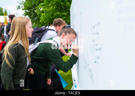 Le festival de littérature de Hay, Hay-on-Wye, au Pays de Galles UK Vendredi 24 mai 2019. L'un de la deuxième journée de la Hay Festival 2019, lycéens laisser leurs messages sur un mur géant dans le jardin du Festival, à afficher tout au long de la semaine en tant que politiciens, écrivains et penseurs descendre sur le site. Inspiré par 16 ans, le Greta Thunberg, activiste sur le site faisait partie de la série de manifestations appelant les gouvernements à travers le monde à prendre des mesures immédiates pour résoudre la crise climatique. Credit : Keith morris/Alamy Live News Banque D'Images