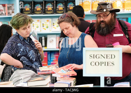 Hay Festival, Hay on Wye, Powys, Wales, UK - Vendredi 24 mai 2019 - Visiteurs parcourt les copies signées de l'article de livres à la librairie du Festival le deuxième jour de cette années Hay Festival - Crédit : Steven Mai/Alamy Live News Banque D'Images