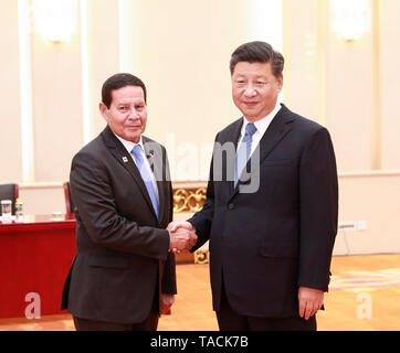 Beijing, capitale de la Chine. 24 mai, 2019. Le président chinois Xi Jinping rencontre le Vice-président brésilien Mourao Hamilton dans le Grand Hall du Peuple à Beijing, capitale de Chine, le 24 mai 2019. Credit : Pang Xinglei/Xinhua/Alamy Live News Banque D'Images