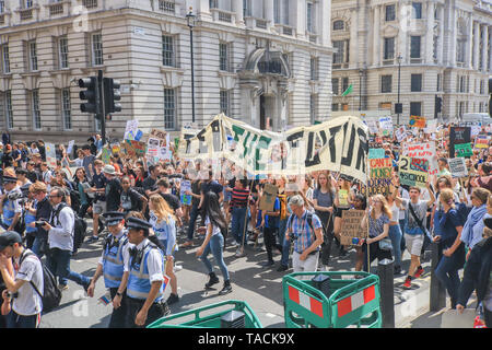 Londres, Royaume-Uni. 24 mai, 2019. Des centaines de jeunes étudiants de l'école avec des pancartes mars par Whitehall pour exiger la justice climatique à la demande sur le gouvernement de prendre des mesures d'urgence sur la crise climatique Crédit : amer ghazzal/Alamy Live News Banque D'Images