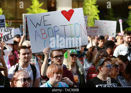 Chicago, USA. 23 mai, 2019. Les gens participent à une manifestation contre l'interdiction de l'avortement à Daley Plaza dans le centre-ville de Chicago, aux États-Unis, le 23 mai 2019. Credit : Wang Ping/Xinhua/Alamy Live News Banque D'Images