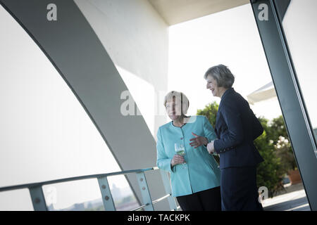 Berlin, Allemagne. 20 juillet, 2016. Document - un document photo mis à disposition par le gouvernement fédéral allemand (Bundesregierung) montre la Chancelière allemande, Angela Merkel (L) et le nouveau Premier ministre britannique Theresa peut tenir des verres à vin lors de leur réunion à la Chancellerie fédérale à Berlin, Allemagne, 20 juillet 2016. Credit : Guido Bergmann/Bundesregierung/dpa (à l'ATTENTION DES RÉDACTEURS : EDITORIAL N'UTILISER QUE DANS LE CADRE DE RAPPORTS ACTUEL/crédits obligatoires : 'Guido Bergmann/Bundesregierung/dpa') | dans le monde d'utilisation/dpa/Alamy Live News Banque D'Images