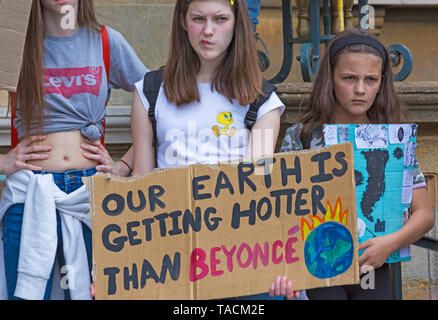 Bournemouth, Dorset, UK. 24 mai 2019. Grève des jeunes se rassemblent dans les 4 carrés de Bournemouth avec leurs messages sur le changement climatique, avant de marcher à l'hôtel de ville. Notre Terre se réchauffe que Beyonce signe. Credit : Carolyn Jenkins/Alamy Live News Banque D'Images