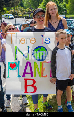 Bournemouth, Dorset, UK. 24 mai 2019. Grève des jeunes se rassemblent dans les 4 carrés de Bournemouth avec leurs messages sur le changement climatique, avant de marcher à l'hôtel de ville. Il n'y a pas de planète B signe. Credit : Carolyn Jenkins/Alamy Live News Banque D'Images