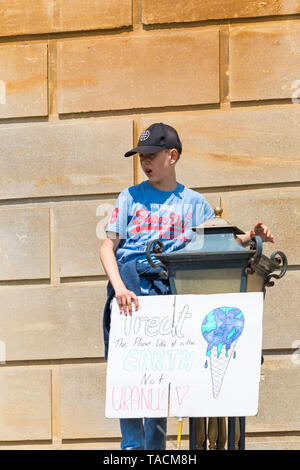 Bournemouth, Dorset, UK. 24 mai 2019. Grève des jeunes se rassemblent dans les 4 carrés de Bournemouth avec leurs messages sur le changement climatique, avant de marcher à l'hôtel de ville. Traiter la planète comme c'est le signe d'Uranus pas la terre. Credit : Carolyn Jenkins/Alamy Live News Banque D'Images