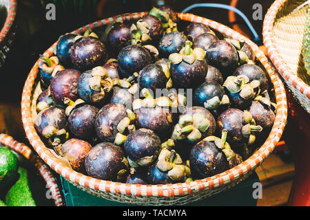 Mangoustan sur le marché. Les fruits tropicaux de la Thaïlande, Vietnam, Asie Banque D'Images