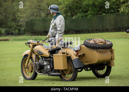 Soldat allemand avec BMW moto et side-car de WW2 Banque D'Images