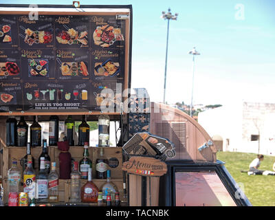 Camion alimentaire avec des Tapas et des boissons à Lisbonne au Portugal Banque D'Images