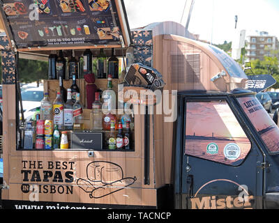 Camion alimentaire avec des Tapas et des boissons à Lisbonne au Portugal Banque D'Images