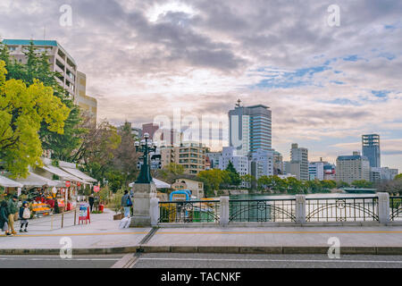 HIROSHIMA, JAPON, 2019 - Journée urbaine scène avec les visiteurs du parc de la paix à Hiroshima Memorial City, Japon Banque D'Images