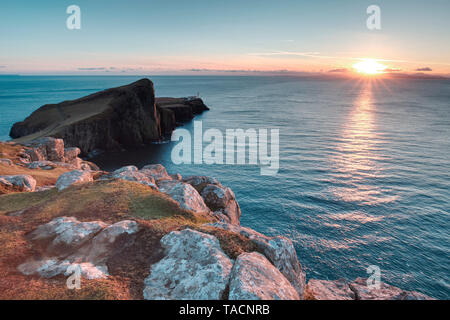 Coucher du soleil à Neist Point Cliffs et phare, île de Skye Banque D'Images