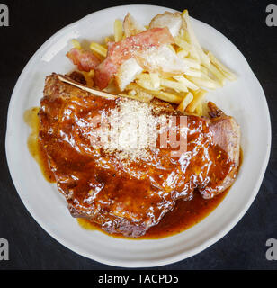 Bifteck de côte de porc servir sur la plaque / rôti de porc barbecue bacon frites et sauce épicée - grill spare ribs au miel à Banque D'Images