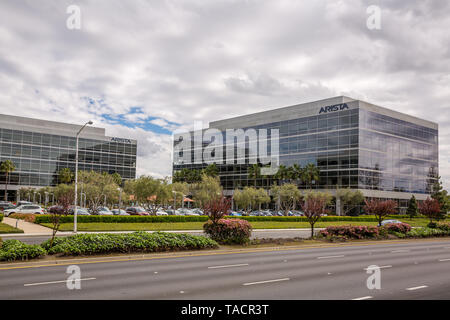 Santa Clara, CA/ USA - Mars 26, 2019 : vue extérieure de l'Arista Networks, Inc. Siège social Parc d'entreprises. Arista est une entreprise de réseau informatique Banque D'Images