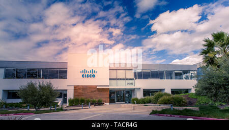 Santa Clara, Californie / USA - Mars 26, 2019 : Cisco Systems, Inc, un bureau de la technologie dans la Silicon Valley, développe, fabrique la mise en réseau Banque D'Images