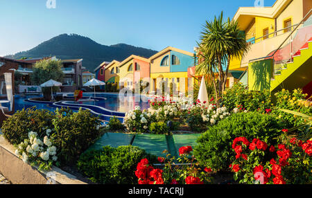 Endroit magnifique avec piscine et centre de villégiature près de Golden Beach sur Thassos, Mer Égée, Grèce Banque D'Images