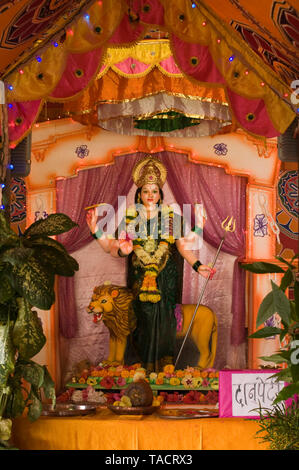 La déesse Durga idol dans Pandal, Ganpatipule, Maharashtra, Inde, Asie Banque D'Images