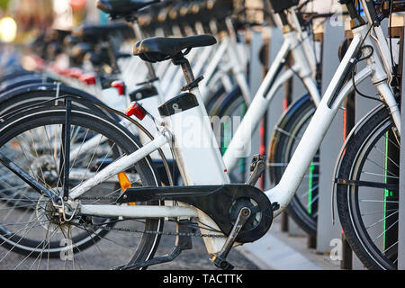La charge de la batterie électrique urbain vélos dans la ville. Transports Banque D'Images