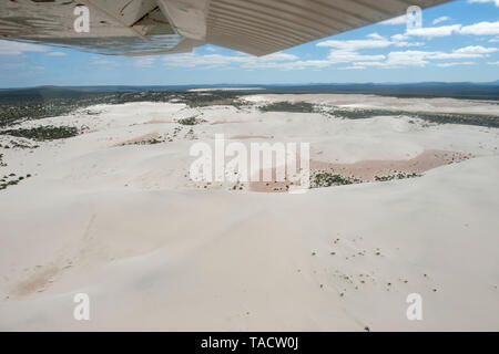 Vue aérienne de dunes côtières dans la section sud de la parc national Namaqua dans la province du Cap du Nord de l'Afrique du Sud. Banque D'Images