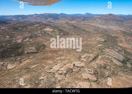 Vue aérienne du paysage près de la ville de Springbok dans la province du Cap du Nord de l'Afrique du Sud. Banque D'Images