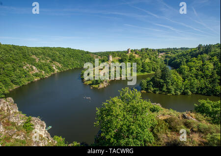 Crozant (centre de la France) : la vallée de la creuse avec les ruines du château de Crozant, ancienne forteresse datant du Moyen-Âge à la confluence Banque D'Images