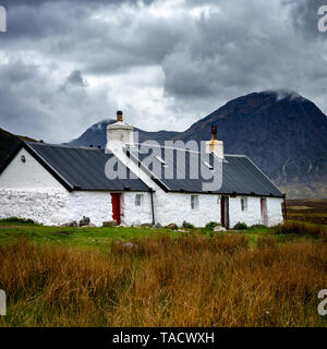 Black Rock Cottage, Glencoe, Lochaber, l'Écosse avec la montagne, Buachaille Etive Mor, dans l'arrière-plan Banque D'Images