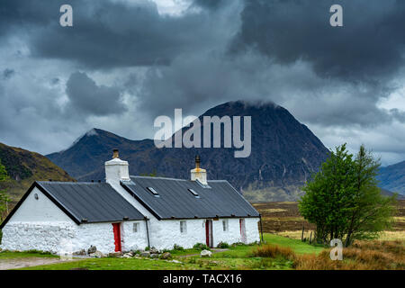 Black Rock Cottage, Glencoe, Lochaber, l'Écosse avec la montagne, Buachaille Etive Mor, dans l'arrière-plan Banque D'Images