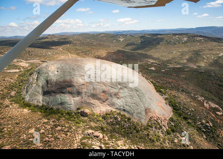 Vue aérienne du terrain dans la partie nord du parc national Namaqua dans la province du Cap du Nord de l'Afrique du Sud. Banque D'Images