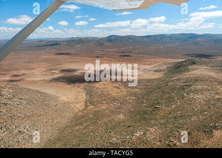 Vue aérienne du terrain dans la partie nord du parc national Namaqua dans la province du Cap du Nord de l'Afrique du Sud. Banque D'Images