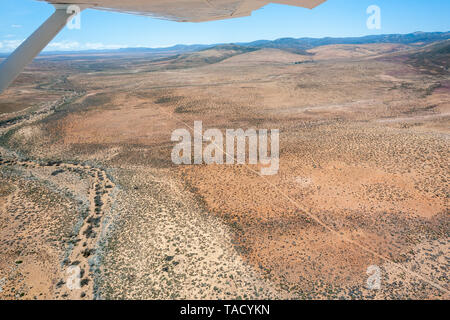 Vue aérienne du terrain dans la partie nord du parc national Namaqua dans la province du Cap du Nord de l'Afrique du Sud. Banque D'Images