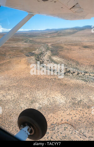 Vue aérienne du terrain dans la partie nord du parc national Namaqua dans la province du Cap du Nord de l'Afrique du Sud. Banque D'Images