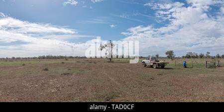 Mai 2019 Burren Junction Australie : Sur une propriété ravagée par la sécheresse dans le nord-ouest de la Nouvelle-Galles du Sud, farmer Richard Marshall à réparer un câble endommagé, clôture. Banque D'Images