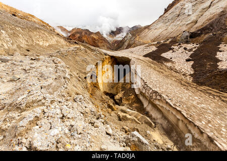 Grotte près de volcan actif Mutnovsky, Kamchatka, Russie Banque D'Images