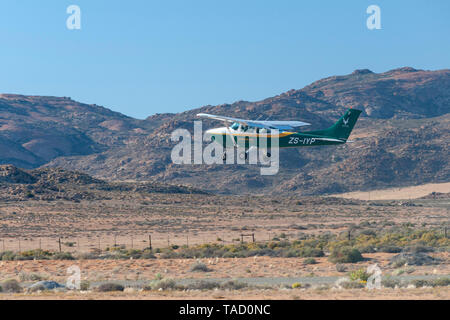 Le Cessna 182 Skylane SANParks décoller de l'aérodrome de Springbok dans le Nord de la Province du Cap, Afrique du Sud. Banque D'Images