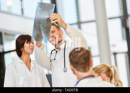 Conférencier dans l'évaluation d'une X-ray image dans une formation en orthopédie Banque D'Images