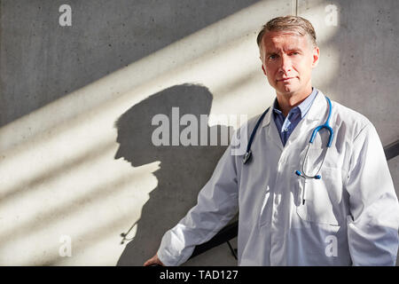 L'homme comme médecin principal ou médecin en chef avec compétence et d'autorité à l'hôpital Banque D'Images