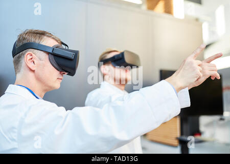 Les médecins ou les scientifiques dans la simulation avec les lunettes de réalité virtuelle Banque D'Images