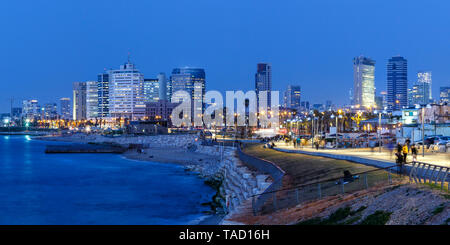 Skyline Panorama Tel Aviv Israël heure bleue mer ville gratte-ciel soir Banque D'Images