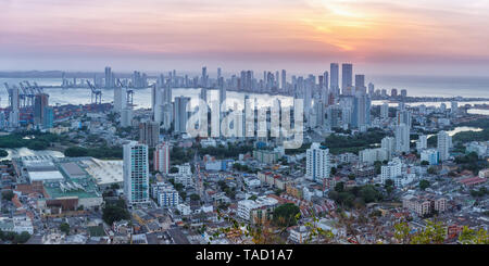 Skyline panorama de Cartagena Colombie gratte-ciel coucher de soleil crépuscule soir Banque D'Images