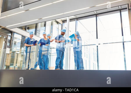 Les médecins d'urgence séance d'information pour l'utilisation dans l'urgence de la clinique Banque D'Images