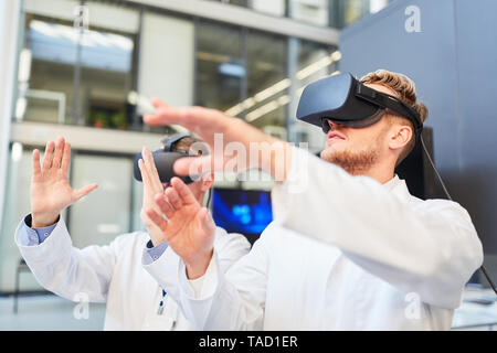 Deux médecins ou chercheurs former avec lunettes de réalité virtuelle pour de meilleurs diagnostics Banque D'Images