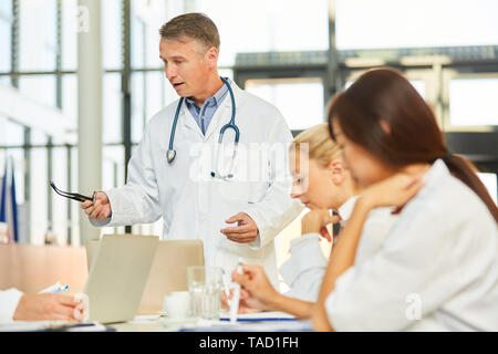 Médecin principal en tant qu'un orateur à un atelier ou un séminaire de formation Banque D'Images