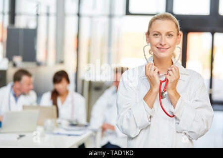 Jeune femme en tant que docteur avec stéthoscope comme un interniste ou un spécialiste de la formation Banque D'Images