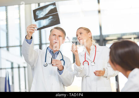 Les médecins radiologie analyser une radiographie à un séminaire de diagnostic à rayons X Banque D'Images