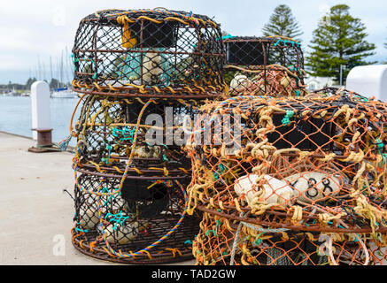 Des casiers à homard vide sur le quai, Port Fairy Victoria Australie Banque D'Images