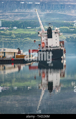 Akureyri, Islande. Les Féroïens container ship 'elfoss chargement des marchandises dans le port Banque D'Images