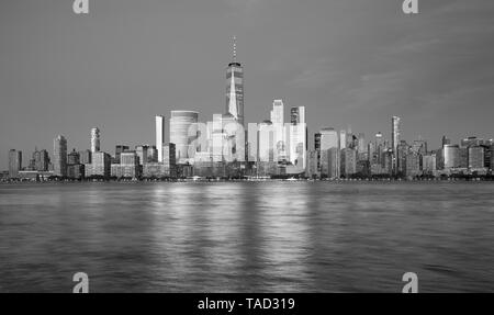 New York City Panorama noir et blanc au coucher du soleil, aux États-Unis. Banque D'Images